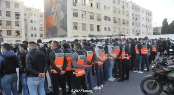 الجماهير المغربية تتوافد على مدينة الدار البي الألاف من الجماهير المغربية تحملت معناة السفر للمجيء إلى ملعب محمد الخامس بمدينة الدار البيضاء منذ صباح اليوم الثلاثاء  من أجل مناصرة أسود الأطلس في مقابلتهم ضد المنتخب الكونغو الديمقراطية برسم إياب الإقصائيات المؤهلة إلى كأس العالم قطر 2022.
