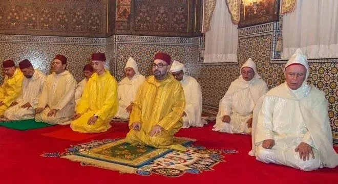 صورة أمير المؤمنين جلالة الملك محمد السادس يحيي ليلة القدر المباركة jpg