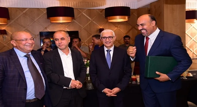 الزميل عبد الحق العظيمي يتوج بجائزة الصحافة البرلمانية 2 توج الزميل الصحفي بجريدة "رسالة الأمة"، عبد الحق العظيمي، اليوم الأربعاء بالرباط، بجائزة الصحافة البرلمانية في نسختها الثانية صنف الصحافة المكتوبة، وذلك مناصفة مع الزميل الصحفي بموقع "اليوم 24"، ياسر المختوم، بحضور كل من رئيس مجلس النواب، راشيد الطالبي العلمي ومحمد مماد مدير القناة الأمازيفية وعبد الله البقالي رئيس النقابة الوطنية للصحافة المغربية.