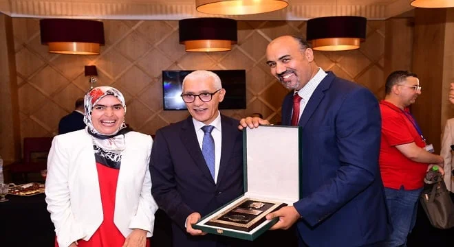 الزميل عبد الحق العظيمي يتوج بجائزة الصحافة البرلمانية 5 توج الزميل الصحفي بجريدة "رسالة الأمة"، عبد الحق العظيمي، اليوم الأربعاء بالرباط، بجائزة الصحافة البرلمانية في نسختها الثانية صنف الصحافة المكتوبة، وذلك مناصفة مع الزميل الصحفي بموقع "اليوم 24"، ياسر المختوم، بحضور كل من رئيس مجلس النواب، راشيد الطالبي العلمي ومحمد مماد مدير القناة الأمازيفية وعبد الله البقالي رئيس النقابة الوطنية للصحافة المغربية.