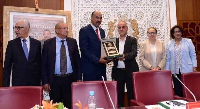 الزميل عبد الحق العظيمي يتوج بجائزة الصحافة البرلمانية توج الزميل الصحفي بجريدة "رسالة الأمة"، عبد الحق العظيمي، اليوم الأربعاء بالرباط، بجائزة الصحافة البرلمانية في نسختها الثانية صنف الصحافة المكتوبة، وذلك مناصفة مع الزميل الصحفي بموقع "اليوم 24"، ياسر المختوم، بحضور كل من رئيس مجلس النواب، راشيد الطالبي العلمي ومحمد مماد مدير القناة الأمازيفية وعبد الله البقالي رئيس النقابة الوطنية للصحافة المغربية.
