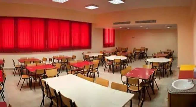 تلاميذ الحسيمة بين مطرقة النقل المدرسي وسندان الداخليات jpg