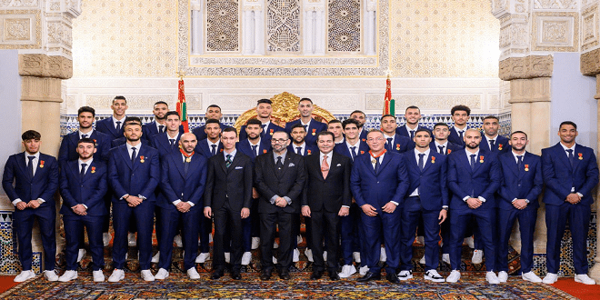 جلالة الملك يستقبل أعضاء المنتخب الوطني لكرة القدم ويوشحهم بأوسمة ملكية