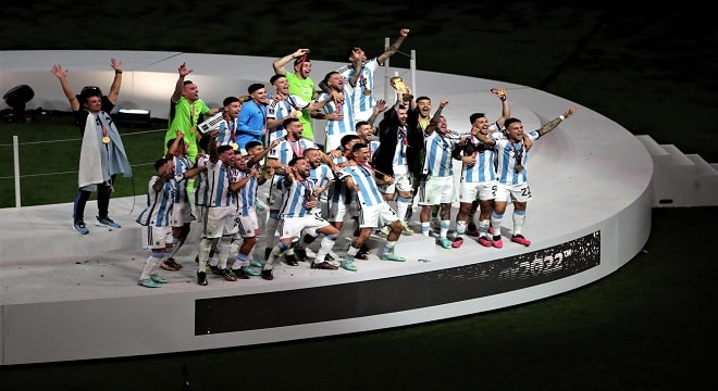 جلالة الملك يهنئ رئیس الأرجنتين على فوز منتخب بلاده بكـأس العالم 2022