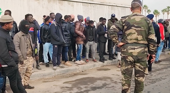 أولاد زيان.. اعتقال 6 افارقة مهاجرين أحدثوا فوضى ورشقوا الأمن بالحجارة فيديو