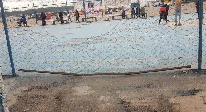 اعتداء وتخريب.. إصابة رئيس جمعية بالسلاح الأبيض وتخريب منشأة رياضية بالعرائش 2 أقدم منحرفين بمدينة العرائش، على تخريب منشأة رياضية للقرب وشن هجوم بالسلاح الأبيض استهدف رئيس نادي رياضي تابع لجمعية أبناء العرائش بمدريد، متسببين له في إصابة خطيرة على مستوى الرأس أدخلته في غيبوبة لساعات، قبل أن يستعيد وعيه بالمستشفى متفاجئا بحرج غائر على مستوى عينيه وكدمات ناتجة عن الاعتداء الذي شنه مابين 5 و6 أشخاص لا زالوا في حالة سراح من قاطني حي القصبة درب الرما بالعرائش.