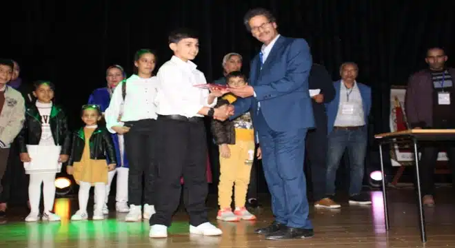 جمعية الآباء والأمهات بمؤسسة مفضل كمال تنظم حفلا فنيا وتربويا 3 قال محمد بقنو رئيس جمعية آباء وأمهات وأولياء التلاميذ، السبت الماضي، إن تنظيم حفل فني وتربوي، بشراكة مع إدارة مؤسسة مفضل كمال بعين حرودة، التابعة لعمالة المحمدية، هو تعبير عن الإرادة  القوية للجمعية، في العمل بشكل تشاركي والتعاون مع إدارة المؤسسة، بما يخدم المصلحة الفضلى للتلميذ والمؤسسة، من منطلق أن جمعية الآباء والأمهات فاعل أساسي في المنظومة التربوية، ومحاور أساسي وشريك في تدبيرشؤون المؤسسة التعليمية.