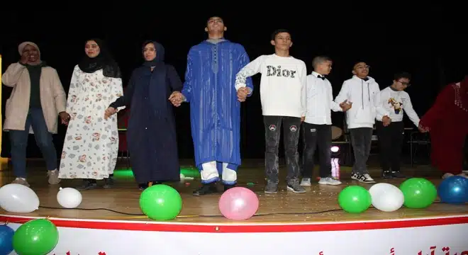 جمعية الآباء والأمهات بمؤسسة مفضل كمال تنظم حفلا فنيا وتربويا قال محمد بقنو رئيس جمعية آباء وأمهات وأولياء التلاميذ، السبت الماضي، إن تنظيم حفل فني وتربوي، بشراكة مع إدارة مؤسسة مفضل كمال بعين حرودة، التابعة لعمالة المحمدية، هو تعبير عن الإرادة  القوية للجمعية، في العمل بشكل تشاركي والتعاون مع إدارة المؤسسة، بما يخدم المصلحة الفضلى للتلميذ والمؤسسة، من منطلق أن جمعية الآباء والأمهات فاعل أساسي في المنظومة التربوية، ومحاور أساسي وشريك في تدبيرشؤون المؤسسة التعليمية.