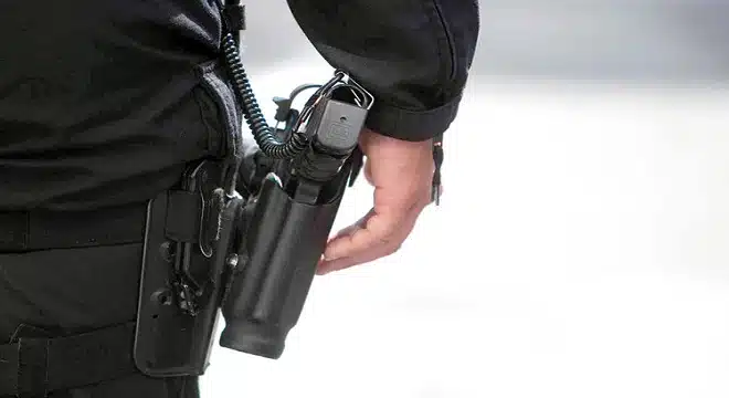 سرقة سلاح شرطي تقود إلى اعتقال متشردين وتوقيف صاحبه بالدار البيضاء