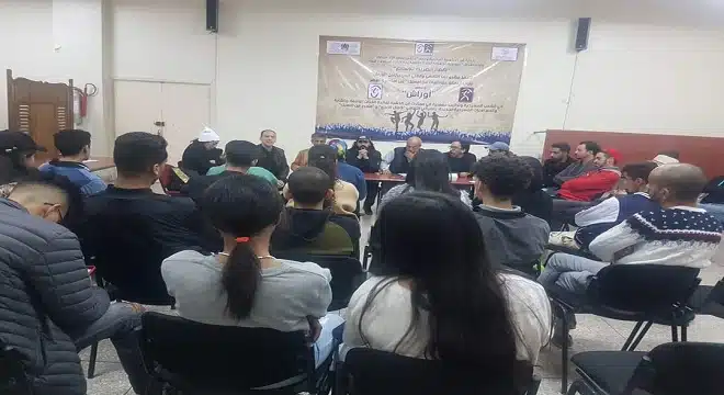 فضاء القرية للإبداع تواصل مشروعها المسرحي بمركب كمال الزبدي ومسرح بن امسيك 2 تواصل "جمعية فضاء القرية للإبداع"، في إطار برنامج "أوراش" الذي ترعاه الحكومة المغربية ويدعمه مجلس عمالة الدار البيضاء، وتحت إشراف مديرية وزارة الثقافة بجهة الدار البيضاء – سطات، تقديم حصص مشروعها التكويني في الشعب المسرحية، وذلك من مُنطق خبرتها في التنظيم، وسعيها المُواطن إلى تنويع تجربتها بخلق مشاتل وروافد تغذي التجربة المسرحية المغربية، وتنخرط من خلال مشروعها المسرحي في تأطير قوافل الشباب واليافعين من الحساسيات المسرحية الناشئة، لتقوية مداركها وتأهيلها لولوج أجندات فن الخشبة على منواله الصحيح، وذلك عبر تطوير مهاراتها في مجالات : ( الفنون الحية وفنون العرض) و (التواصل وتبادل الخبرات والتجارب) و (التكوين النظري والتطبيقي في التخصصات المسرحية) لتوسيع معارفها بشعب أب الفنون..