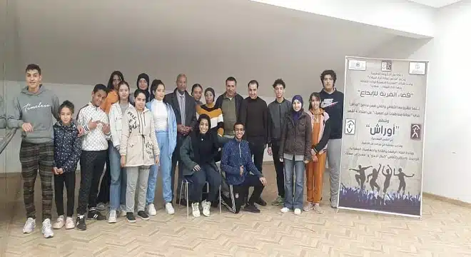فضاء القرية للإبداع تواصل مشروعها المسرحي بمركب كمال الزبدي ومسرح بن امسيك 3 تواصل "جمعية فضاء القرية للإبداع"، في إطار برنامج "أوراش" الذي ترعاه الحكومة المغربية ويدعمه مجلس عمالة الدار البيضاء، وتحت إشراف مديرية وزارة الثقافة بجهة الدار البيضاء – سطات، تقديم حصص مشروعها التكويني في الشعب المسرحية، وذلك من مُنطق خبرتها في التنظيم، وسعيها المُواطن إلى تنويع تجربتها بخلق مشاتل وروافد تغذي التجربة المسرحية المغربية، وتنخرط من خلال مشروعها المسرحي في تأطير قوافل الشباب واليافعين من الحساسيات المسرحية الناشئة، لتقوية مداركها وتأهيلها لولوج أجندات فن الخشبة على منواله الصحيح، وذلك عبر تطوير مهاراتها في مجالات : ( الفنون الحية وفنون العرض) و (التواصل وتبادل الخبرات والتجارب) و (التكوين النظري والتطبيقي في التخصصات المسرحية) لتوسيع معارفها بشعب أب الفنون..