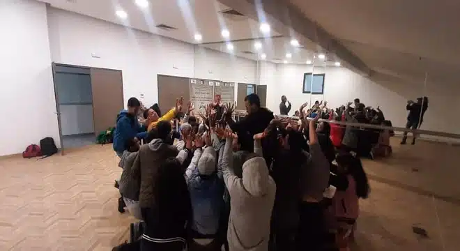 فضاء القرية للإبداع تواصل مشروعها المسرحي بمركب كمال الزبدي ومسرح بن امسيك تواصل "جمعية فضاء القرية للإبداع"، في إطار برنامج "أوراش" الذي ترعاه الحكومة المغربية ويدعمه مجلس عمالة الدار البيضاء، وتحت إشراف مديرية وزارة الثقافة بجهة الدار البيضاء – سطات، تقديم حصص مشروعها التكويني في الشعب المسرحية، وذلك من مُنطق خبرتها في التنظيم، وسعيها المُواطن إلى تنويع تجربتها بخلق مشاتل وروافد تغذي التجربة المسرحية المغربية، وتنخرط من خلال مشروعها المسرحي في تأطير قوافل الشباب واليافعين من الحساسيات المسرحية الناشئة، لتقوية مداركها وتأهيلها لولوج أجندات فن الخشبة على منواله الصحيح، وذلك عبر تطوير مهاراتها في مجالات : ( الفنون الحية وفنون العرض) و (التواصل وتبادل الخبرات والتجارب) و (التكوين النظري والتطبيقي في التخصصات المسرحية) لتوسيع معارفها بشعب أب الفنون..