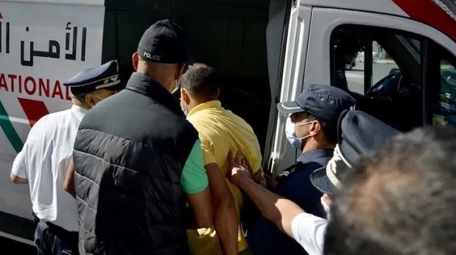 التحقيق مع شرطي أطلق رصاصات من سلاحه على موظفين عموميين
