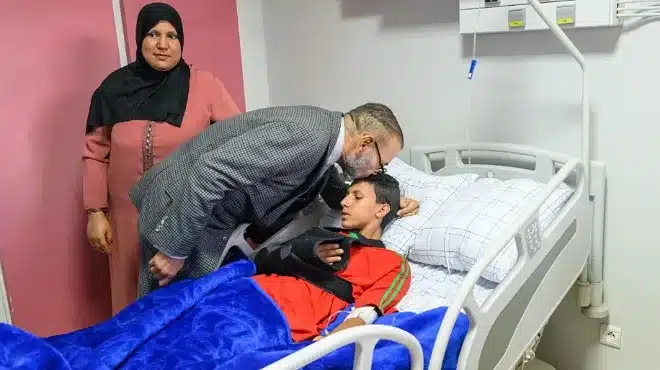 جلالة الملك محمد السادس يزور المصابين  jpg