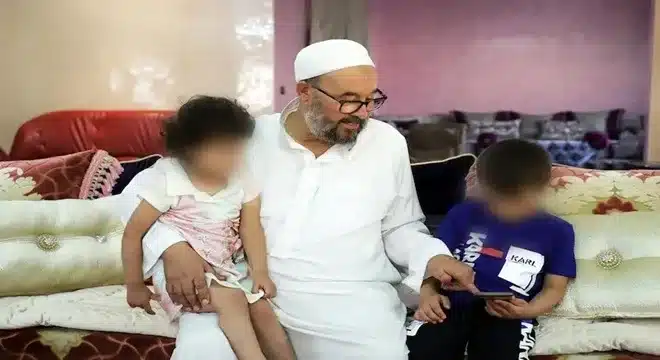 إعادة طفلة مغربية إلى أرض الوطن بعد مكوثها مع أمها في سجون عراقية