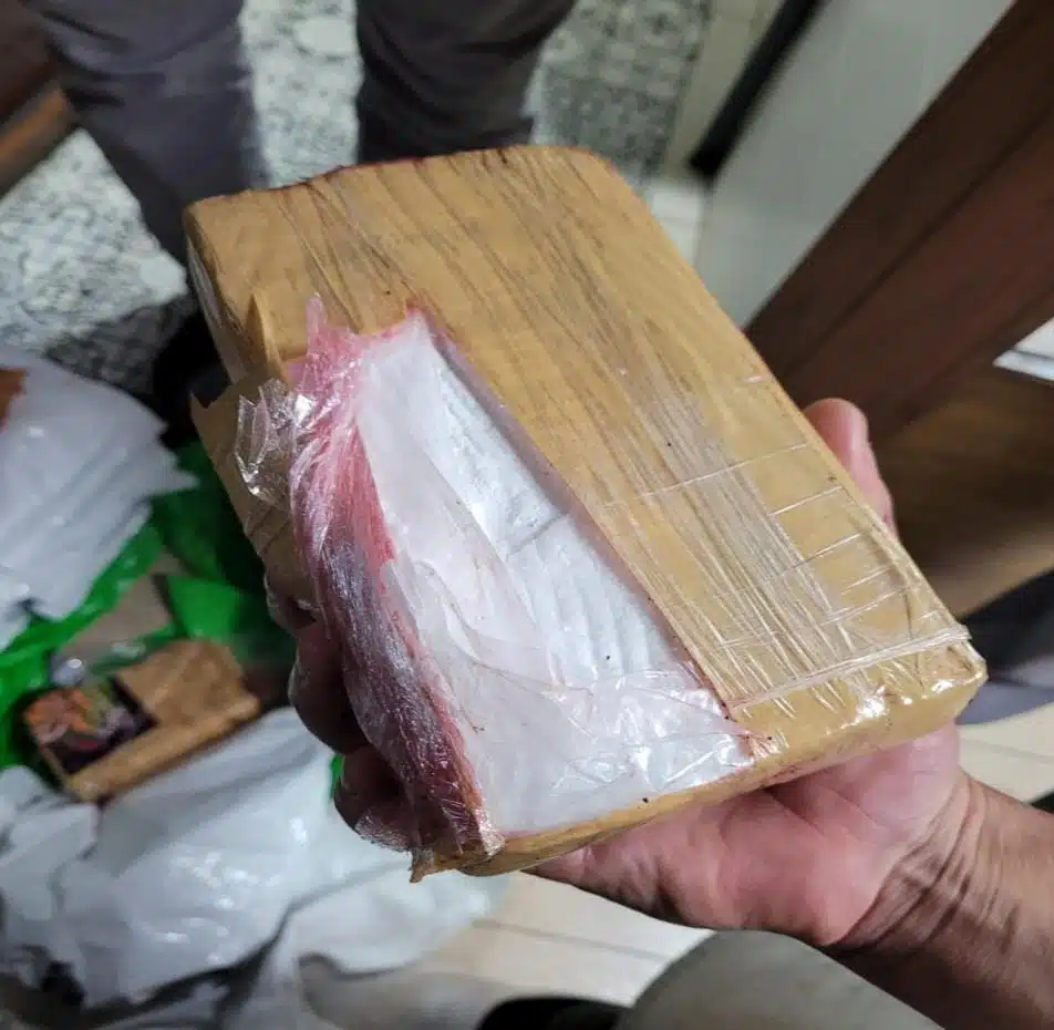 تحقيقات واسعة بعد حجز طن من مخدر الكوكايين في الدار البيضاء 3 تحقيقات واسعة بعد حجز طن من مخدر الكوكايين في الدار البيضاء (صور)
