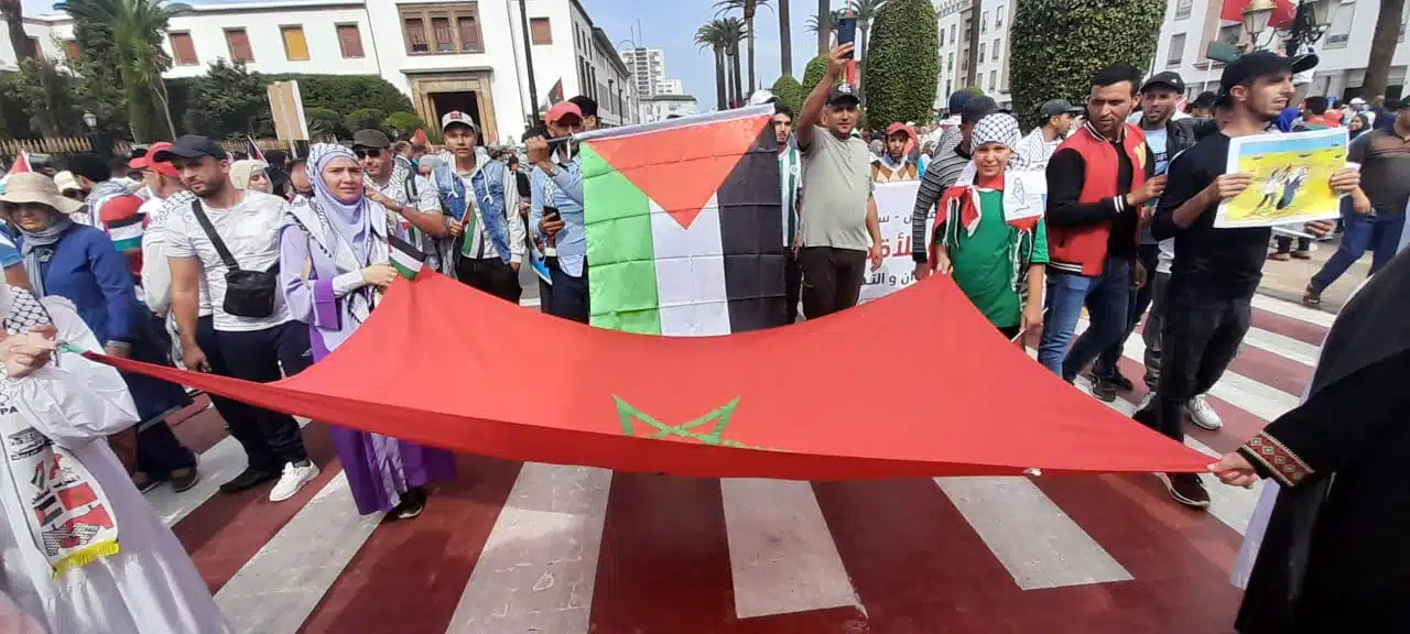 مسيرة واحدة برسائل متعددة تأملات في مسيرة التضامن مع غزة 2 من الخطأ قراءة مسيرة الرباط يوم الأحد 15 أكتوبر 2023 في بعد واتجاه واحد، باعتبارها مجرد هبة جماهيرية انفعالية وعاطفية للتضامن مع أهالي غزة ودعم قضية الفلسطينيين عموما. تحتمل هذه المسيرة قراءات متعددة ولها أبعاد مختلفة ورسائل متنوعة.