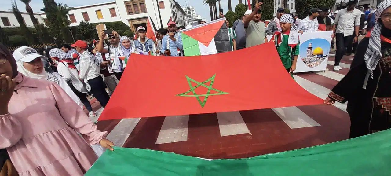 مسيرة واحدة برسائل متعددة تأملات في مسيرة التضامن مع غزة 3 من الخطأ قراءة مسيرة الرباط يوم الأحد 15 أكتوبر 2023 في بعد واتجاه واحد، باعتبارها مجرد هبة جماهيرية انفعالية وعاطفية للتضامن مع أهالي غزة ودعم قضية الفلسطينيين عموما. تحتمل هذه المسيرة قراءات متعددة ولها أبعاد مختلفة ورسائل متنوعة.