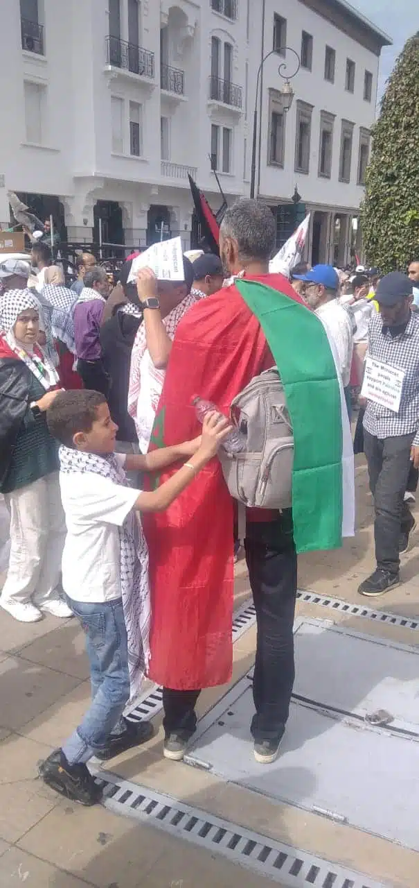 مسيرة واحدة برسائل متعددة تأملات في مسيرة التضامن مع غزة 4 من الخطأ قراءة مسيرة الرباط يوم الأحد 15 أكتوبر 2023 في بعد واتجاه واحد، باعتبارها مجرد هبة جماهيرية انفعالية وعاطفية للتضامن مع أهالي غزة ودعم قضية الفلسطينيين عموما. تحتمل هذه المسيرة قراءات متعددة ولها أبعاد مختلفة ورسائل متنوعة.