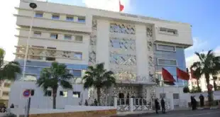 وفاة شخص كان موضع بحث قضائي بتطوان تعلن ولاية أمن تطوان عن واقعة مؤلمة وقعت في الساعات الأولى من صباح اليوم الأربعاء 4 أكتوبر الجاري. وفقًا للمعلومات المتوفرة، توفي شخص كان موضعًا لبحث قضائي تحت إشراف مفوضية الشرطة بمدينة مارتيل، أثناء نقله في سيارة الإسعاف إلى المستشفى.
