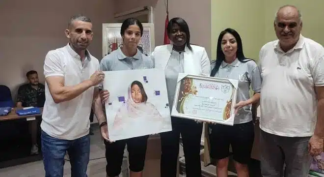 أغلبية الأندية النسوية تجدد الثقة في1 تستعد مدينة الرباط لاستضافة الجمع العام الانتخابي للعصبة الوطنية لكرة القدم النسوية في الثاني من دجنبر المقبل، والذي سيشهد تجديد الثقة في إيلا خديجة، الرئيسة الحالية للعصبة. ويتفق العديد من محبي كرة القدم النسوية على أهمية تجديد الثقة فيها ومنحها ولاية ثانية.