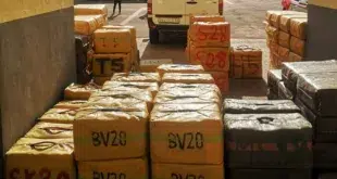 إنجاز أمني مهم. حجز 4 أطنان و635 كلغ في إنجاز أمني مهم، تمكنت فرقة مكافحة العصابات بولاية أمن الدار البيضاء بالتنسيق الوثيق مع مصالح المديرية العامة لمراقبة التراب الوطني، زوال يوم أمس السبت، من إجهاض عملية للتهريب الدولي للمخدرات وضبط كمية هائلة من مخدر الشيرا تبلغ أربعة أطنان و635 كيلوغراما.