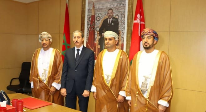 توقيع مذكرة تفاهم بين المغرب وعمان1 في ختام اللقاء، تم توقيع مذكرة تفاهم بين رئاسة النيابة العامة في المملكة المغربية والادعاء العام في سلطنة عمان، بهدف صياغة برامج تقنية لتبادل التجارب والممارسات الناجحة بين الجانبين، وتحسين فعالية الأنشطة التي تدخل ضمن اختصاص النيابة العامة في كلا البلدين.
