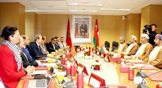 توقيع مذكرة تفاهم بين المغرب وعمان2 في ختام اللقاء، تم توقيع مذكرة تفاهم بين رئاسة النيابة العامة في المملكة المغربية والادعاء العام في سلطنة عمان، بهدف صياغة برامج تقنية لتبادل التجارب والممارسات الناجحة بين الجانبين، وتحسين فعالية الأنشطة التي تدخل ضمن اختصاص النيابة العامة في كلا البلدين.