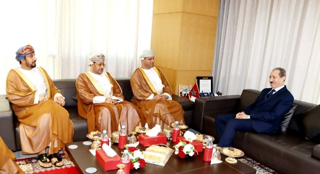 توقيع مذكرة تفاهم بين المغرب وعمان3 في ختام اللقاء، تم توقيع مذكرة تفاهم بين رئاسة النيابة العامة في المملكة المغربية والادعاء العام في سلطنة عمان، بهدف صياغة برامج تقنية لتبادل التجارب والممارسات الناجحة بين الجانبين، وتحسين فعالية الأنشطة التي تدخل ضمن اختصاص النيابة العامة في كلا البلدين.