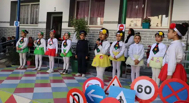 مؤسسة التهذيب تحتفل بيوم السلامة الطرقية 2 حفل يوم السلامة الطرقية في مؤسسة التهذيب الخصوصية يهدف إلى تعزيز الوعي بأهمية السلامة على الطرق وتحفيز الطلاب وأولياء الأمور على اتخاذ التدابير اللازمة للحفاظ على سلامتهم أثناء قيادة المركبات. وقد تم توسيع دائرة الحضور ليشمل رجال ونساء الشرطة، مما يعزز الجوانب الأمنية ويعطي أهمية كبيرة للحدث.