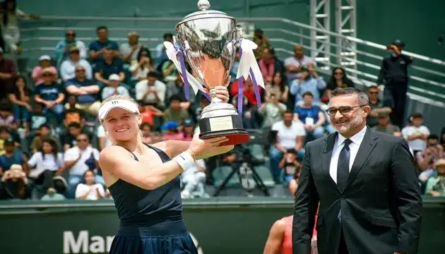 العرايشي يسلم كأس التتويج جائزة الأميرة للا مريم لكرة المضرب للأمريكية بيتون ستيرنز  