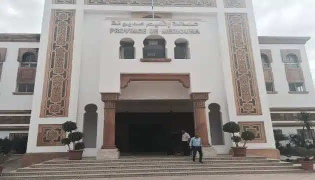 نصاب محترف يروع مصانع مديونة بانتحال شخصيات مسؤولة