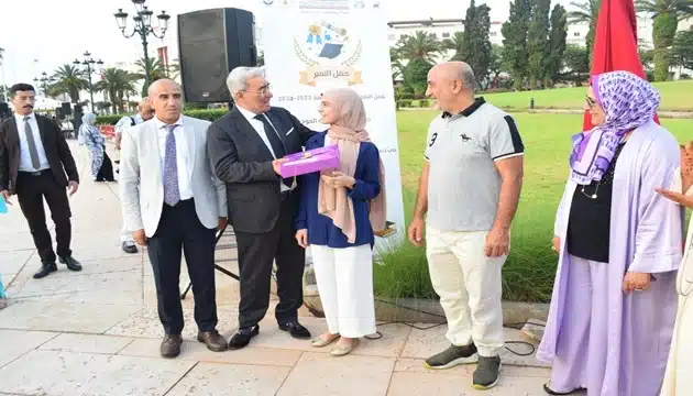 تتويج التلميذة بسمة بردوز بجائزة أعلى معدل إقليمي بمديرية ابن مسيك (3)