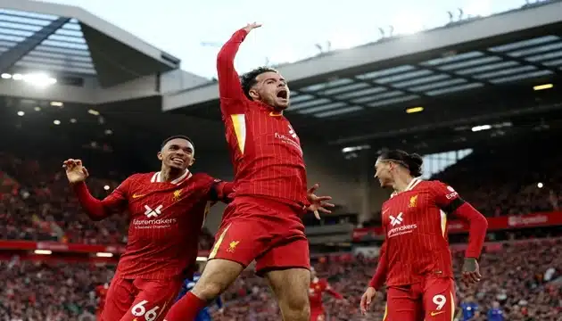 ليفربول يواصل الصدارة وسيتي يقتنص الفوز في الوقت القاتل