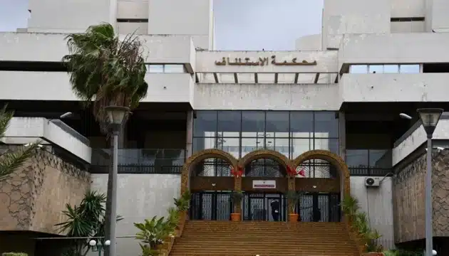 مقدم في قفص الاتهام بتهمة السرقة الليلية