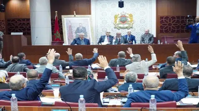 لجنة الداخلية تصادق بالأغلبية على تعديلات واسعة لقوانين الأحزاب واللوائح الانتخابية