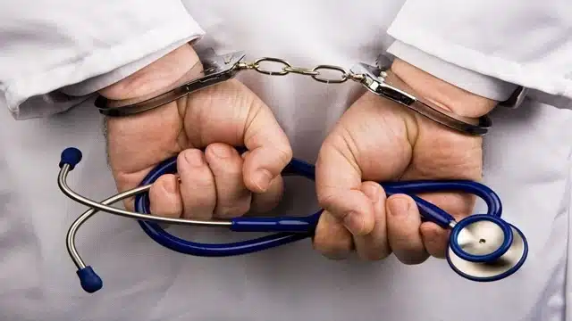 اعتقال طبيب بالدار البيضاء بتهمة إصدار وصفات طبية وهمية لترويج أقراص مخدرة