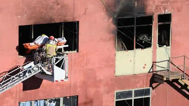 مأساة بمانليو حريق يودي بحياة خمسة أشخاص داخل مبنى سكني قرب برشلونة