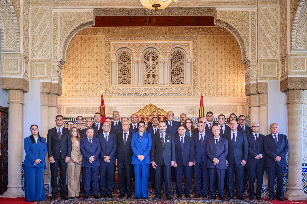 بلاغ من الديوان الملكي.. الملك محمد السادس يقبل طلب رئيسة الحكومة بإعفاء الوزيرة المنتدبة ماديحة خيير 1 أعضاء الحكومة الجديدة برئاسة فاطمة الزهراء المنصوري في القصر الملكي بالرباط