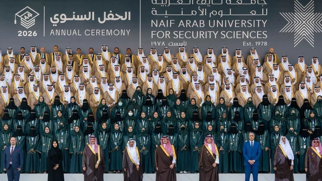 متخرجون وقيادات أمنية في صورة جماعية خلال الحفل السنوي لجامعة نايف العربية للعلوم الأمنية بالرياض 2026