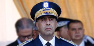 حموشي يمنح ترقية استثنائية لشرطي توفي أثناء أداء مهامه في ابن مسيك بالدار البيضاء عبد اللطيف حموشي المدير العام للأمن الوطني ولمراقبة التراب الوطني بالزي الرسمي للشرطة