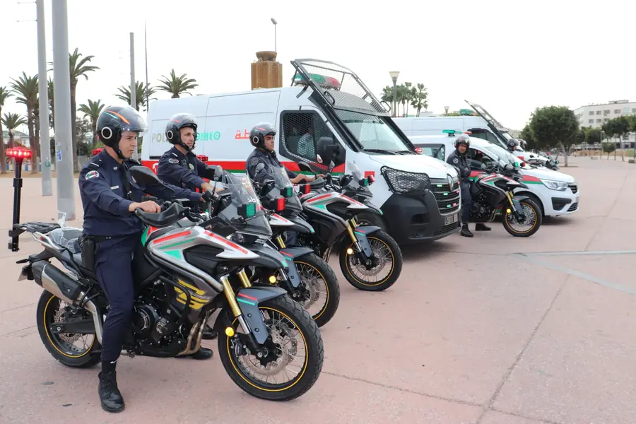 عين السبع الحي المحمدي.. وحدة متنقلة جديدة لشرطة النجدة تعزز أمن الدار البيضاء 1 عناصر شرطة النجدة بزيها الرسمي إلى جانب الدراجات النارية والمركبات المخصصة للتدخل السريع