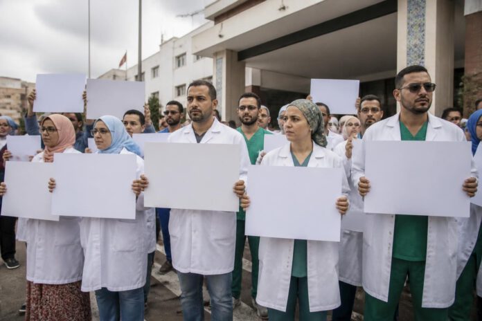 ممرضو المستشفى الجامعي بفاس يحتجون على تعويضات الحراسة العالقة